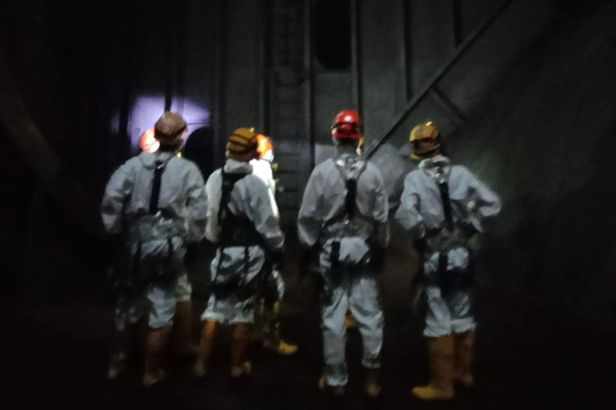 Crew performing ship tank cleaning inside a vessel in Batam